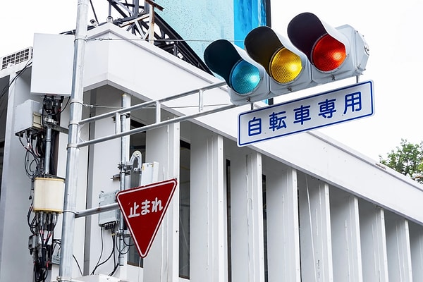 Japonya’da gerçekten mavi trafik ışığı var mı?