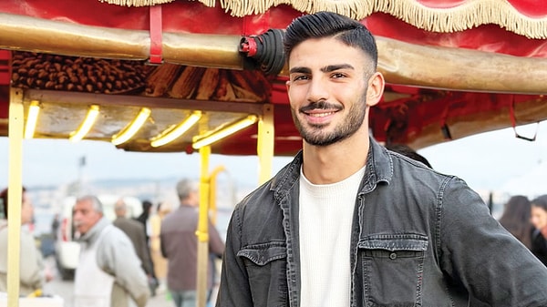 Karaköy'de mısır ve kestane satan bir tezgahtan sosyal medya sayesinde ünlü oldu.