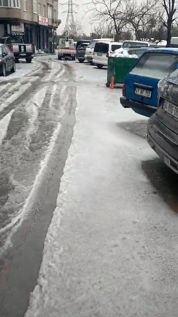 Yollar Dakikalar İçinde Beyaza Büründü