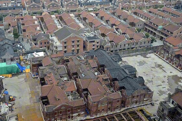 7.500 tonluk tarihi mahalleyi taşımak zorunda kaldılar, çözüm minik robotlar oldu