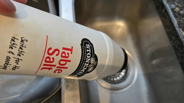 Geceleri lavaboya tuz dökmenin nedeni sanıldığından daha basit