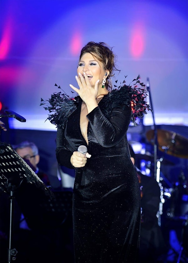 Türk müziğinin en güçlü ve en sevilen kadın seslerinden Sibel Can, sadece şarkılarıyla değil tavırları, enerjisi ve kendine has cilvesiyle de yıllardır gündemden düşmeyen isimlerden biri.