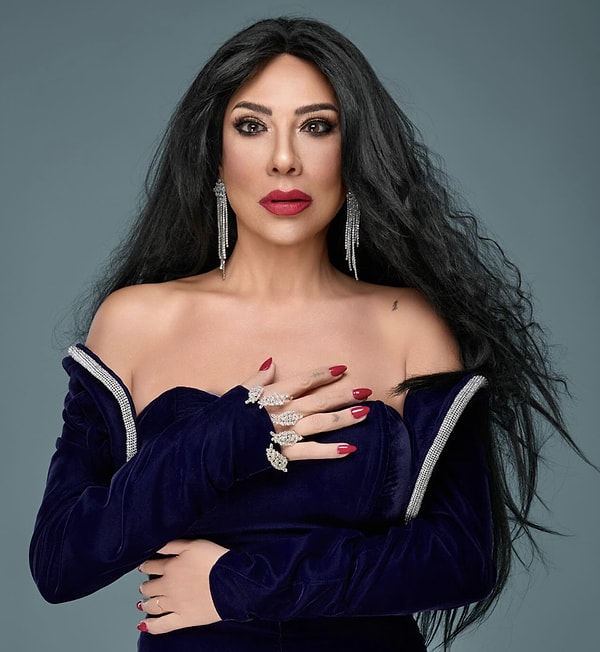 Türk müziğinin en güçlü kadın vokallerinden biri olan Işın Karaca, yıllardır  “Başka Bahar”, “Yetinmeyi Bilir Misin?” ve “Aramıza Yollar” gibi hit parçalarıyla geniş bir dinleyici kitlesine ulaştı.