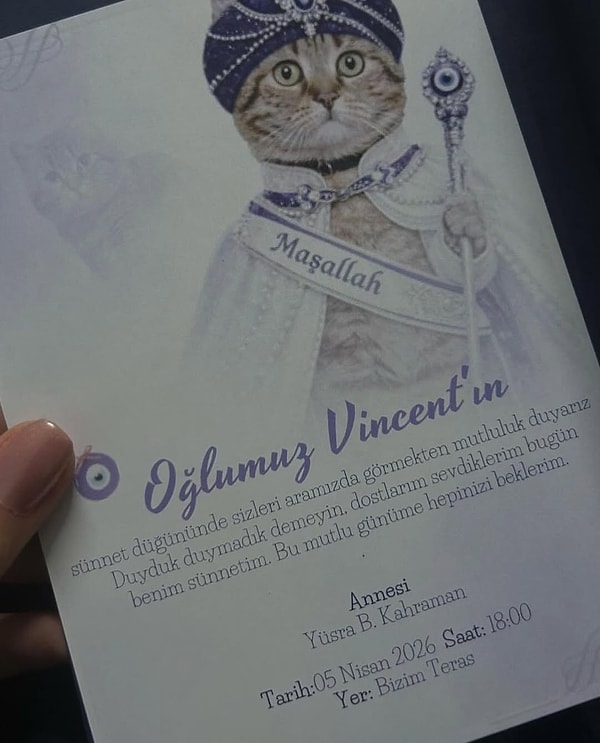 Vincent'a özel bir sünnet kıyafeti giydirildi. Hatta "Maşallah" yazılı süslemeler ve kediye özel bir yatak hazırlandı.