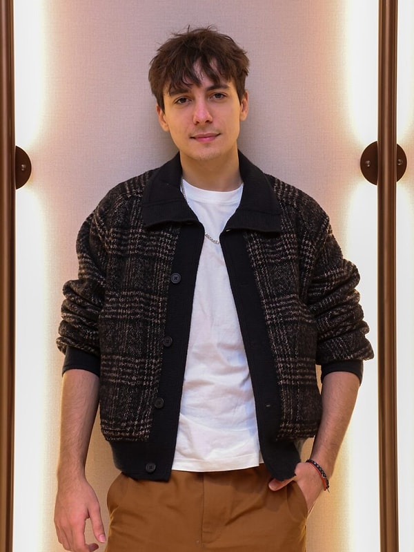 Uzun yıllar oyunculuğa ara veren Emir Berke Zincidi, 20 yaşında yepyeni görünümüyle gündem olmuştu.