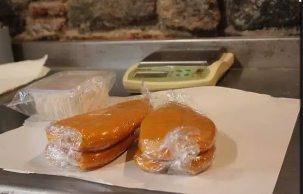 Rafael Palombo, İzmir Körfezi’nin geçmişteki çevresel koşullarından, balıkçılık kültüründen ve bu kültürün zaman içinde nasıl değiştiğinden söz ederken, aslında bir gastronomi anlatısından çok daha geniş bir tablo çiziyor