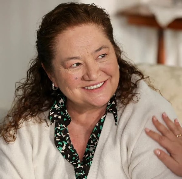 Usta isim Nisan'ın annesinin arkadaşı olarak diziye dahil oluyor.