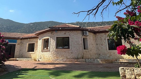 "Sınıfta ders esnasında parmak kaldırmaya korkuyoruz, derslerde hoca hep bağırıyor."