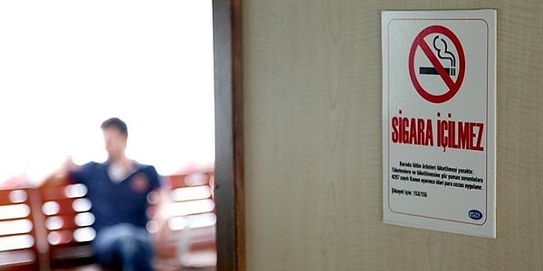 Yeni düzenleme ile birlikte kafe, restoran ve pastane gibi işletmelerin açık alanları da dahil olmak üzere sosyal yaşamın her noktasında sigara kullanımı sınırlandırılıyor.