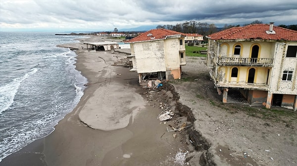 Karasu Mahallesi'nde erozyon zaman zaman etkisini gösteriyor.