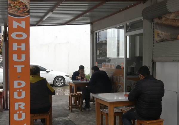 Döner fiyatlarının hızla yükseldiği bir dönemde, Kadriye Abla’nın sunduğu 90 TL’lik fiyat etiketi özellikle öğrenciler ve işçiler için can simidi oluyor.