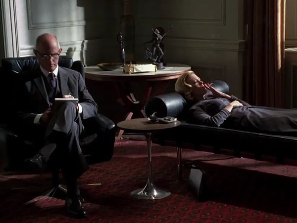 Sen dışarıdan bir psikolog gibi duruyorsun!