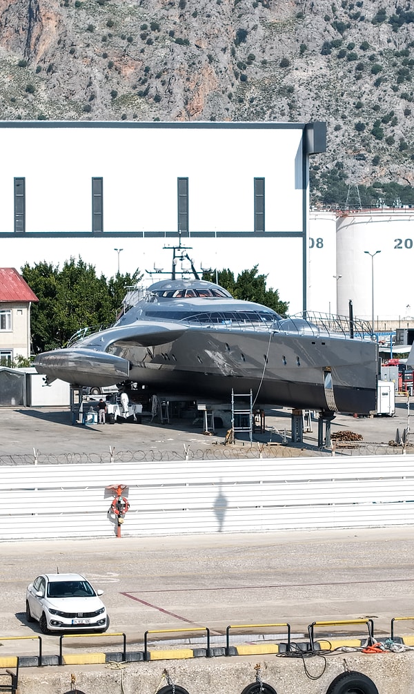 Dış görünüşüyle uzay mekiğini andıran bu özel üretim yatlar, 2016 yılında Letonya'da inşa edilmiş ve Birleşik Arap Emirlikleri'ne satılmıştı.