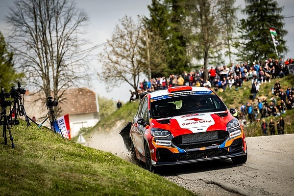 Yarışa temkinli bir tempo ile başlayan genç Kazaz, dört gün boyunca ilk kez yarıştığı zorlu etaplarda hata yapmadan istikrarını korudu.