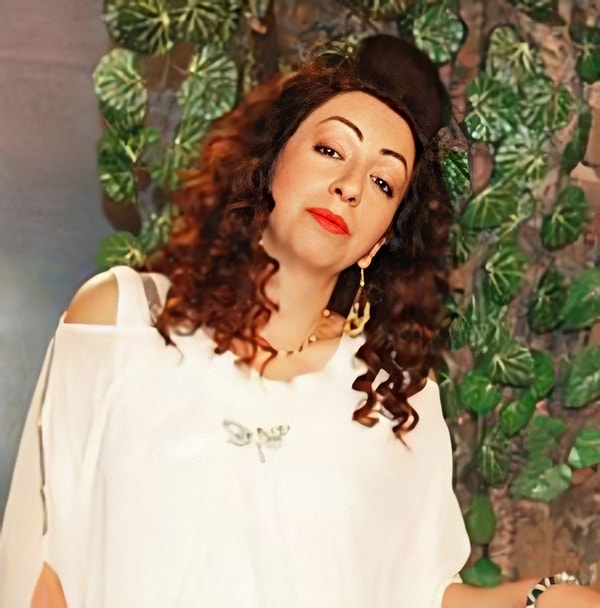 Avrupa Yakası'nda canlandırdığı Makbule ile ikonik bir karakter yaratan Hasibe Eren, geçen yılların ardından hem senarist hem başrol Gülse Birsel ile Makbule'nin partneri Engin Günaydın hakkında itirafta bulundu.