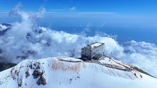 Zirve noktalarda ise karlı hava etkisini sürdürüyor.