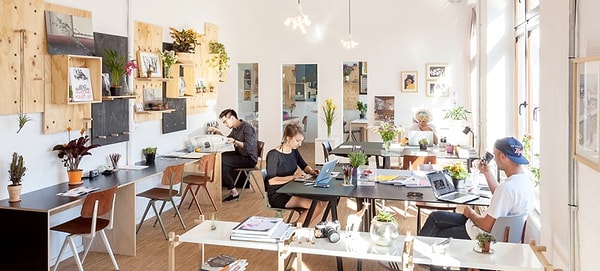 Eğer "Ben yalnız yapamam, kahvemi içerken iki çift laf edecek birini ararım" diyenlerdenseniz, Co-living (Paylaşımlı Yaşam) modeli tam size göre.