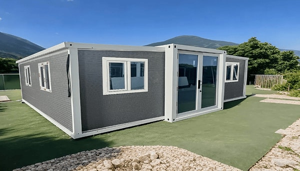 Modüler evler ve konteyner dönüşümleri ise "hızlı ve ekonomik" barınmanın en yaratıcı yolu olarak karşımıza çıkıyor.