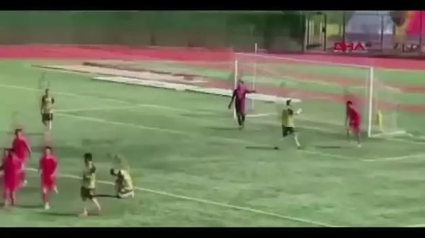 Rakibinin başına tekme attı.