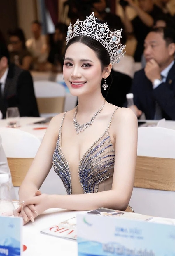 Phuong, who remains intimately connected with the world of art yet has set her sights on becoming a "University Professor," asserts that her educational journey is far from over.