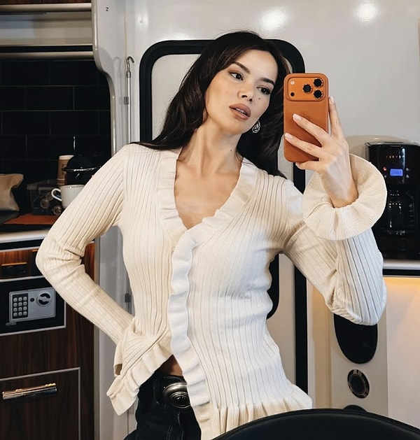 Seray Kaya, son yılların en dikkat çeken oyuncularından biri olarak özellikle canlandırdığı karakterlerle adından söz ettirmeyi başardı.