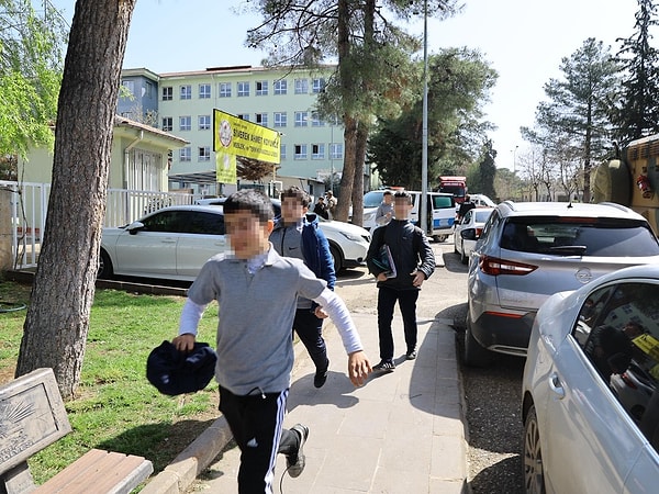 Şanlıurfa Valisi Hasan Şıldak, saldırganın kim olduğunu açıkladı. Açıklaya göre saldırgan, 2007 doğumlu okulun eski öğrencisi.