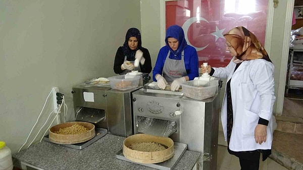 Gaziantep’in tescilli lezzetlerinden yuvalamayı bayramda evine gelen misafirlerine ikram eden 55 yaşındaki Şahide Ulukök, o gün aldığı övgülerle hayatını değiştirecek bir adıma imza attı.