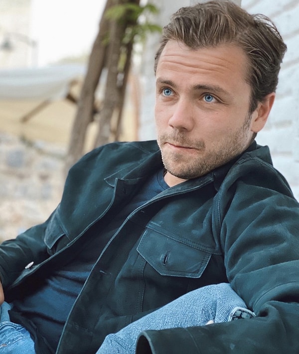 Ekranların sevilen oyuncularından Tolga Sarıtaş, yer aldığı projelerle uzun yıllardır adından söz ettirmeyi başarıyor.