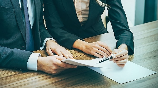 Aynı şirkette yükselirseniz maaş yerine unvan kazanma olasılığınız var.