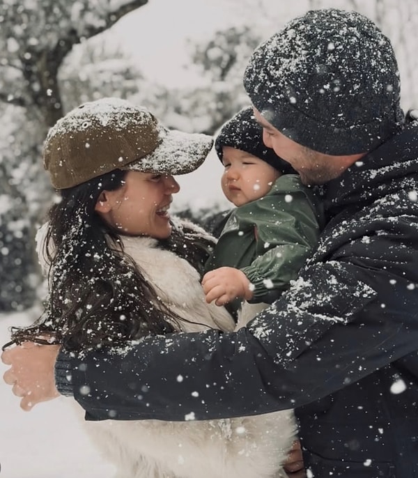 Ekranların sevilen yüzlerinden Pınar Deniz ile başarılı oyuncu Kaan Yıldırım’ın ilişkisi, magazin dünyasının en “gözlerden uzak ama merak edilen” aşklarından biri oldu.
