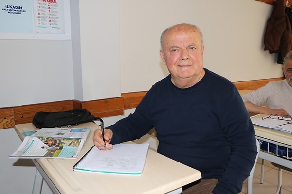 Sevginin aşamayacağı engel olmadığını kanıtlayan Ahmet Çilek, torun hasretini dindirmek için teknolojiyle değil, lisanla çözüm buldu.