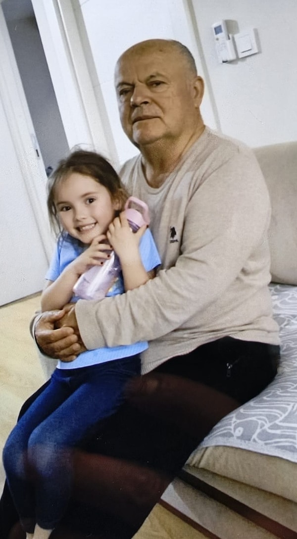 İngilizce kursuna başlama hikayesini samimiyetle anlatan Ahmet Çilek, dil bilmemenin aralarına ördüğü duvarı şu sözlerle ifade etti: