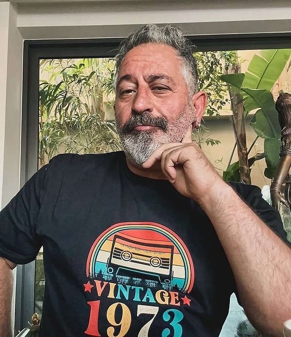 Türkiye’de stand-up denince akla gelen ilk isimlerden biri olan Cem Yılmaz, yıllardır hem sahne performansları hem de sinema projeleriyle geniş bir hayran kitlesine sahip.