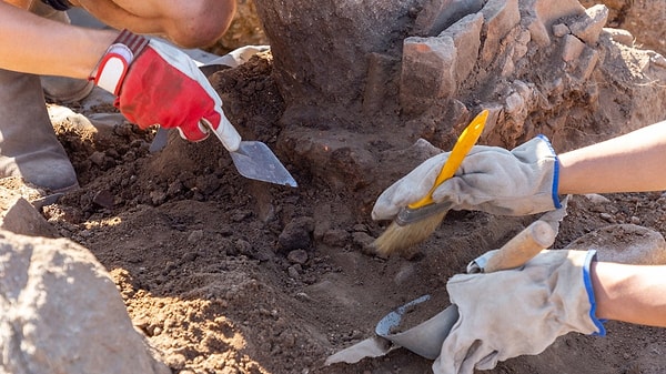 Aynı alanda Neolitik mezarlar da var, Orta Çağ izleri de