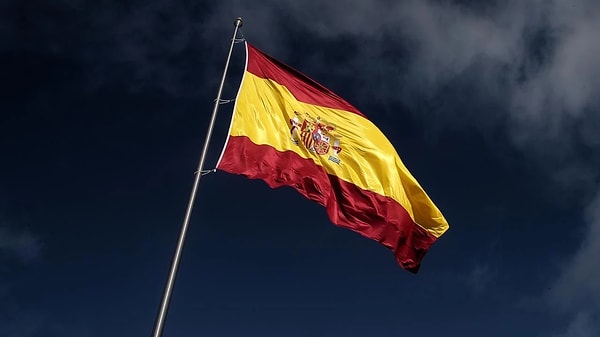 Hükümetin bu hamlesi, siyasi kanatta "etik bir görev ve sosyal adalet" olarak nitelendiriliyor.