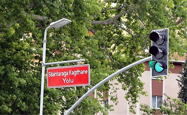 Bu renklerin seçilmesinde insan gözünün yapısı da belirleyici rol oynadı.