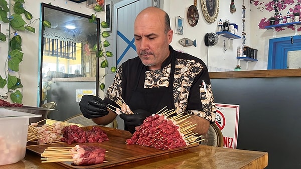 İşletme sahibi Emin Demir, 7 yıldır düzenlenen yarışmanın büyük ilgi gördüğünü ve bugüne kadar 322 kişiye ödül verdiklerini ifade etti.