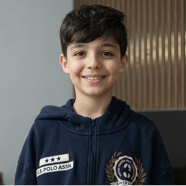 Kahramanmaraş’ın Onikişubat ilçesindeki Ayser Çalık Ortaokulu’nda meydana gelen silahlı saldırının ardından yaşamını yitiren 8 öğrenci ve 1 öğretmenin cenazeleri, adli işlemlerin tamamlanmasının ardından ailelerine teslim edildi.