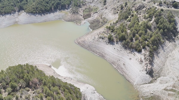 Kış aylarında beklenen yağışın düşmemesi nedeniyle kritik seviyelere gerileyen barajlar, bahar yağmurlarıyla nefes aldı.