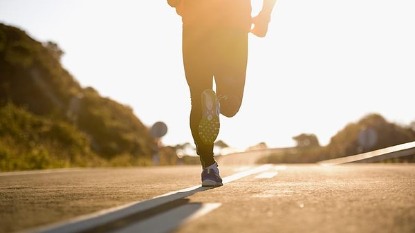 Bilimsel literatürde uzun süredir vurgulanan “daha fazla hareket et, daha az otur” yaklaşımı, yeni bir araştırmayla daha net bir çerçeveye oturdu.