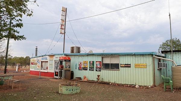 Issız görünse de çevrede hala hayat var ve kasaba aslında tamamen kopmuş değil