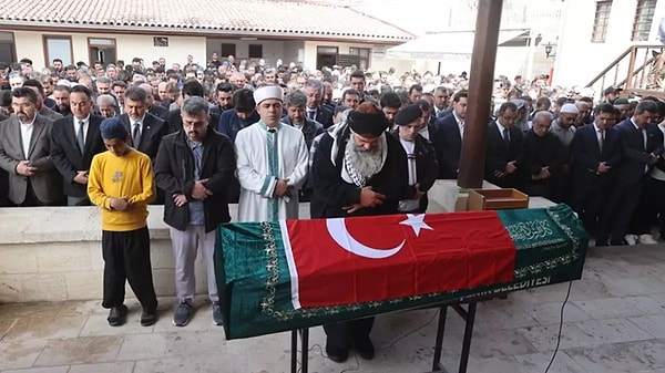 Öğrencilere siper olan öğretmene acı veda...