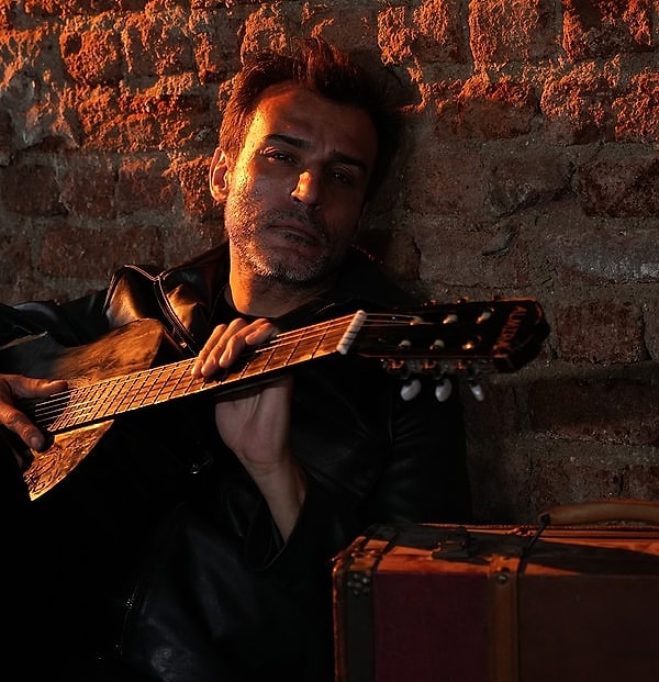 Son dönemde müzik dünyasında adından sıkça söz ettiren Rıza Tamer, özellikle dijital platformlarda yakaladığı çıkışla dikkat çeken isimlerden biri olmuştu.