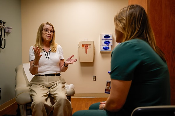 Kısa bir süre sonra Fox’a vulva ve rahim ağzı kanseri teşhisi konuldu.