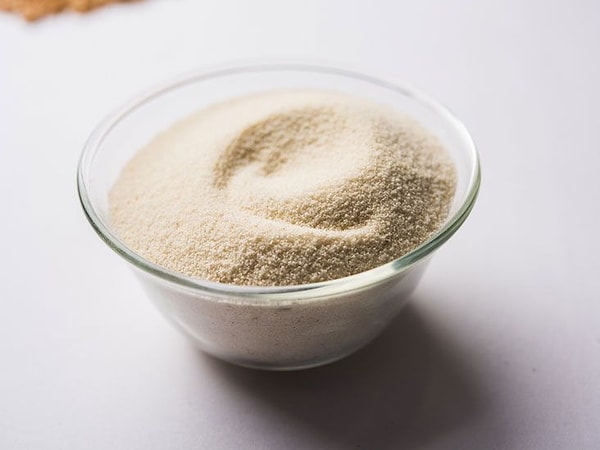 Semolina, patateslerin yüzeyinde ince bir tabaka oluşturarak fırınlama sırasında ekstra çıtırlık kazandırıyor.