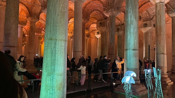 Girişte uzun kuyruklar oluştu.