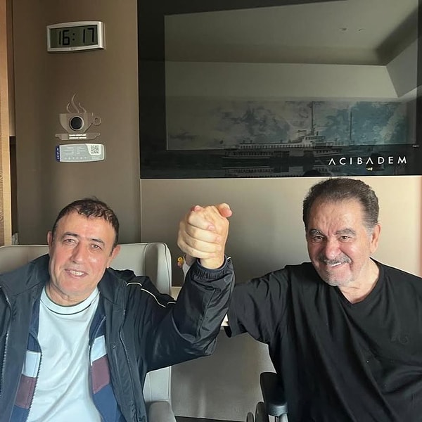 Yıllardır yakın dostu olan Mahmut Tuncer, geçtiğimiz saatlerde İbrahim Tatlıses’i hastanede ziyaret etti.