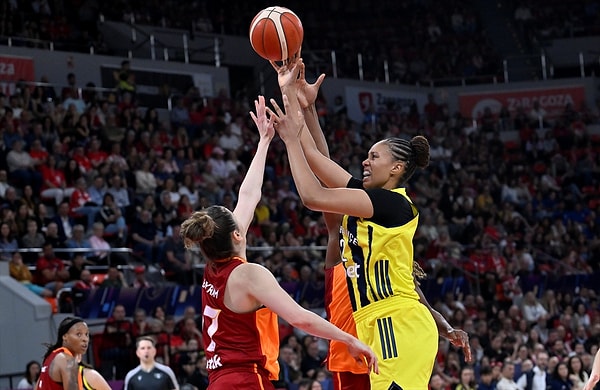 Fenerbahçe üçüncü kez kupayı müzesine götürdü.