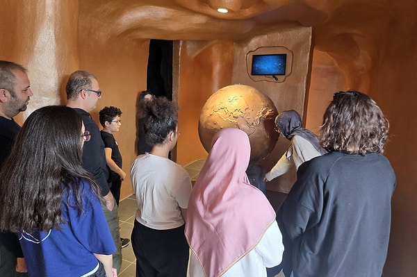 Bölgeye gelen turistlerin jeolojik süreçleri daha iyi kavrayabilmesi için açılan Tanıtım Merkezi, ziyaretçilerin ilk durağı oluyor.