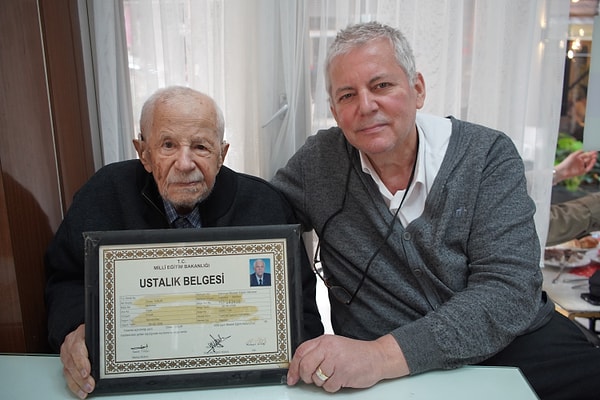 Ömer Usta, 1976 yılından itibaren yanına alıp yetiştirdiği oğlu Metin Oğur’un ustalığından gururla bahsediyor.